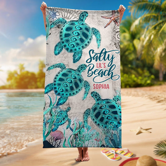 Salty Lil' Beach – Personalisiertes, schnelltrocknendes Strand-/Badetuch mit Schildkrötenmotiv