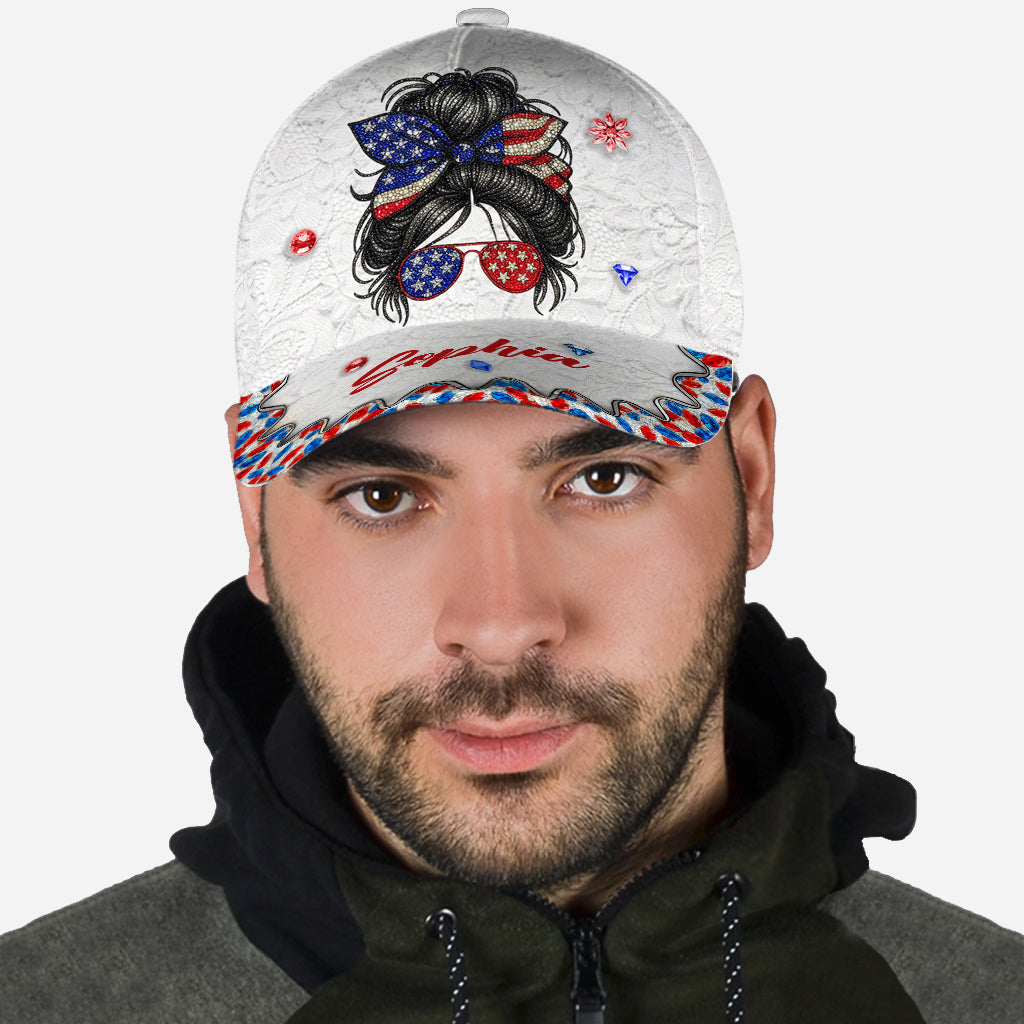 Mädchen mit unordentlichem Dutt – Personalisierte klassische Kappe zum Unabhängigkeitstag/4. Juli