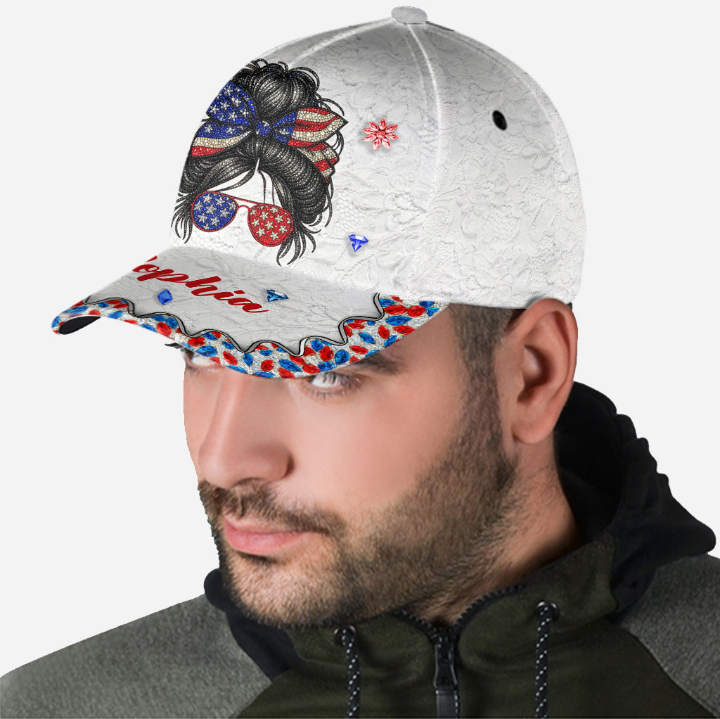 Mädchen mit unordentlichem Dutt – Personalisierte klassische Kappe zum Unabhängigkeitstag/4. Juli