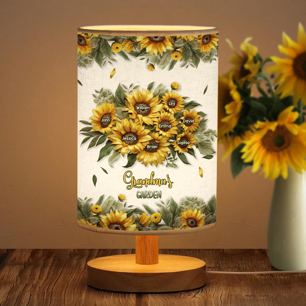 Omas Garten – Personalisierte Oma-Tischlampe mit Holzfuß