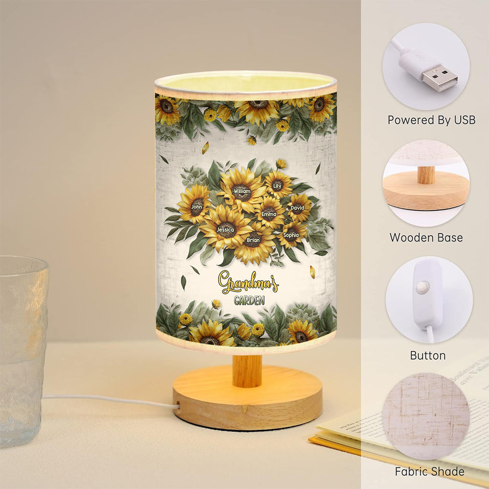 Omas Garten – Personalisierte Oma-Tischlampe mit Holzfuß