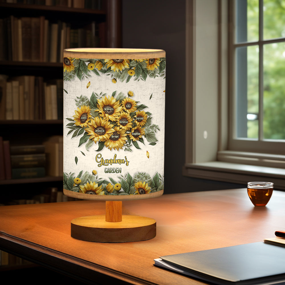 Omas Garten – Personalisierte Oma-Tischlampe mit Holzfuß