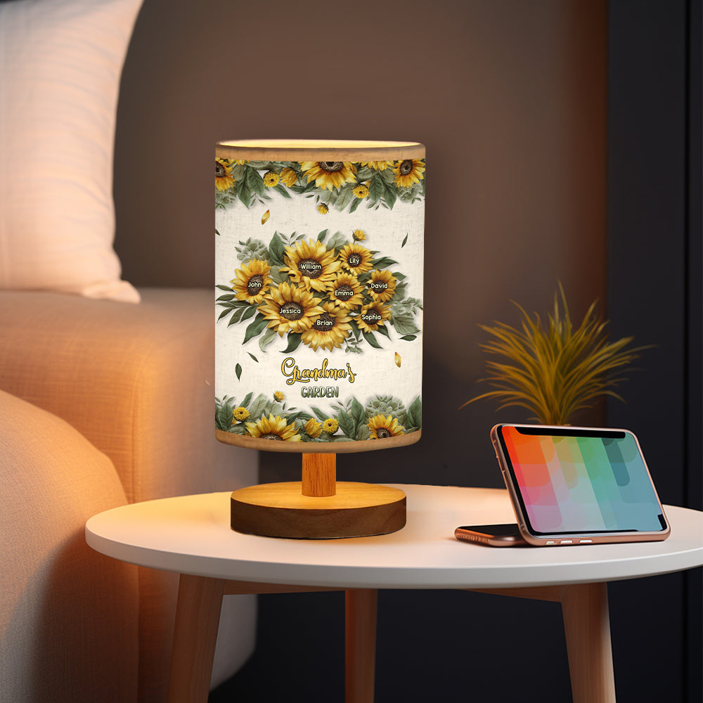 Omas Garten – Personalisierte Oma-Tischlampe mit Holzfuß