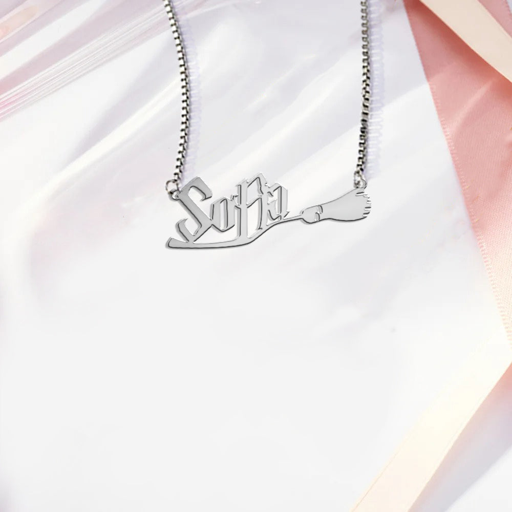 Mystischer Besen – Personalisierte Hexenkette mit Anhängern