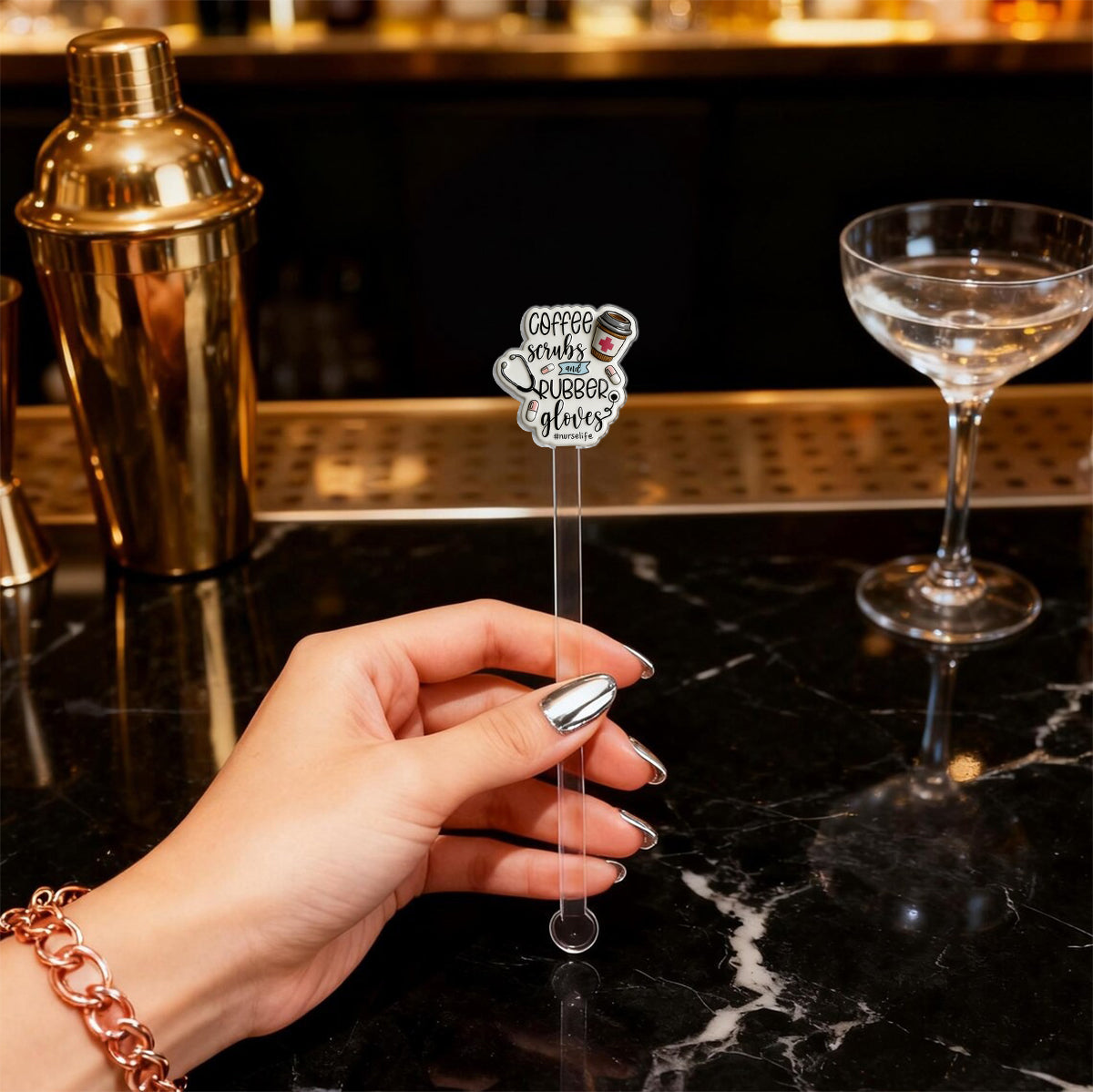 Nurse Life – Personalisiertes Pflege-Set: Akzentbecher mit Acryl-Rührstäbchen