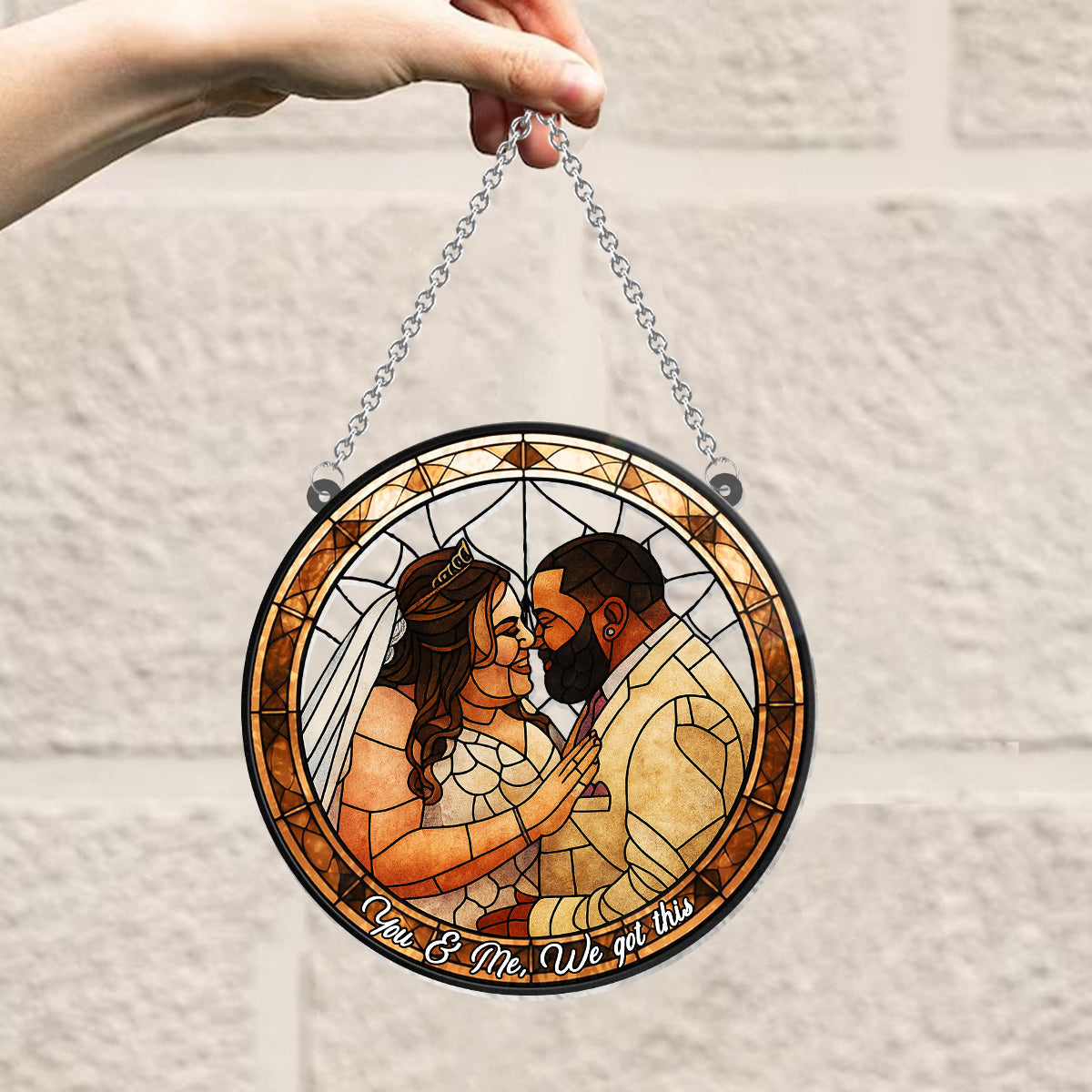 Individuelles Fotoporträt eines Paares oder einer Familie im Buntglas-Stil – Personalisierter Fensterhänger mit Sonnenfänger-Motiv
