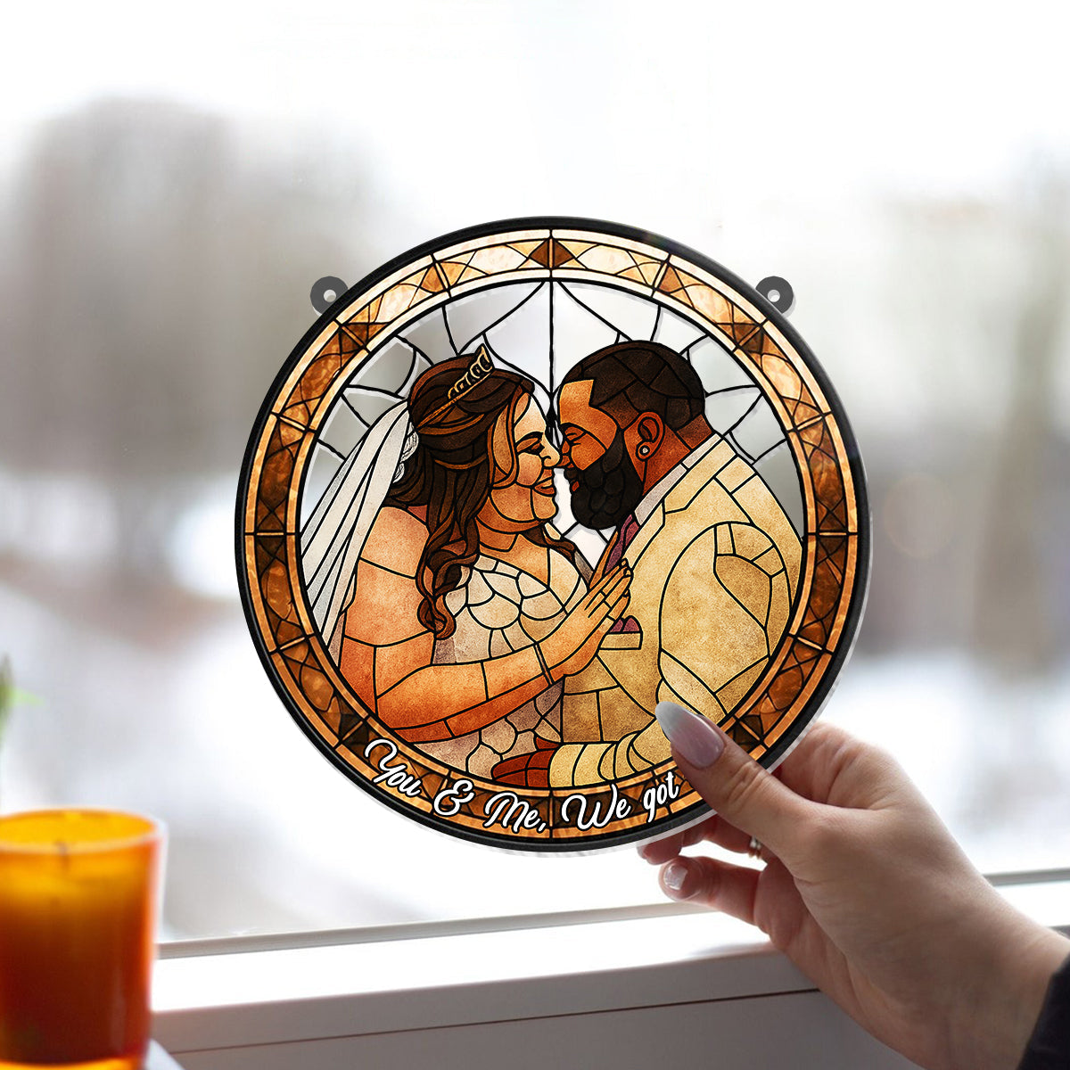 Individuelles Fotoporträt eines Paares oder einer Familie im Buntglas-Stil – Personalisierter Fensterhänger mit Sonnenfänger-Motiv