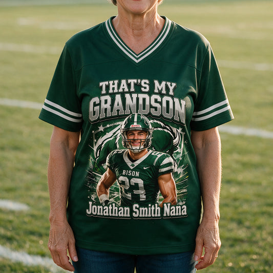 Das ist mein Junge auf dem Feld - Personalisierbares Fußball V-Ausschnitt T-Shirt