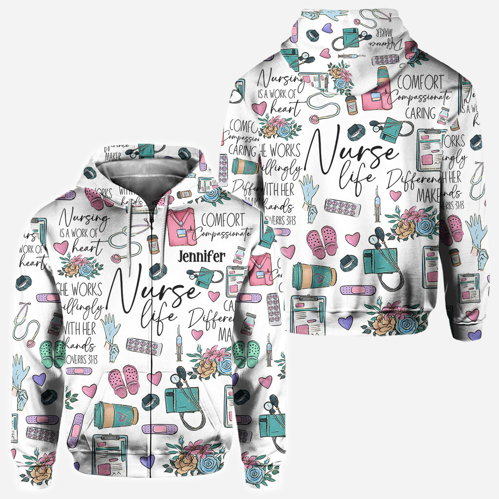 Krankenpflege ist eine Herzensangelegenheit – Personalisiertes T-Shirt für Krankenschwestern