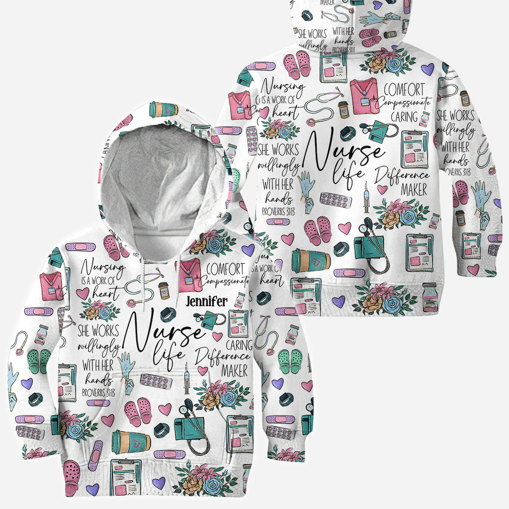 Krankenpflege ist eine Herzensangelegenheit – Personalisiertes T-Shirt für Krankenschwestern