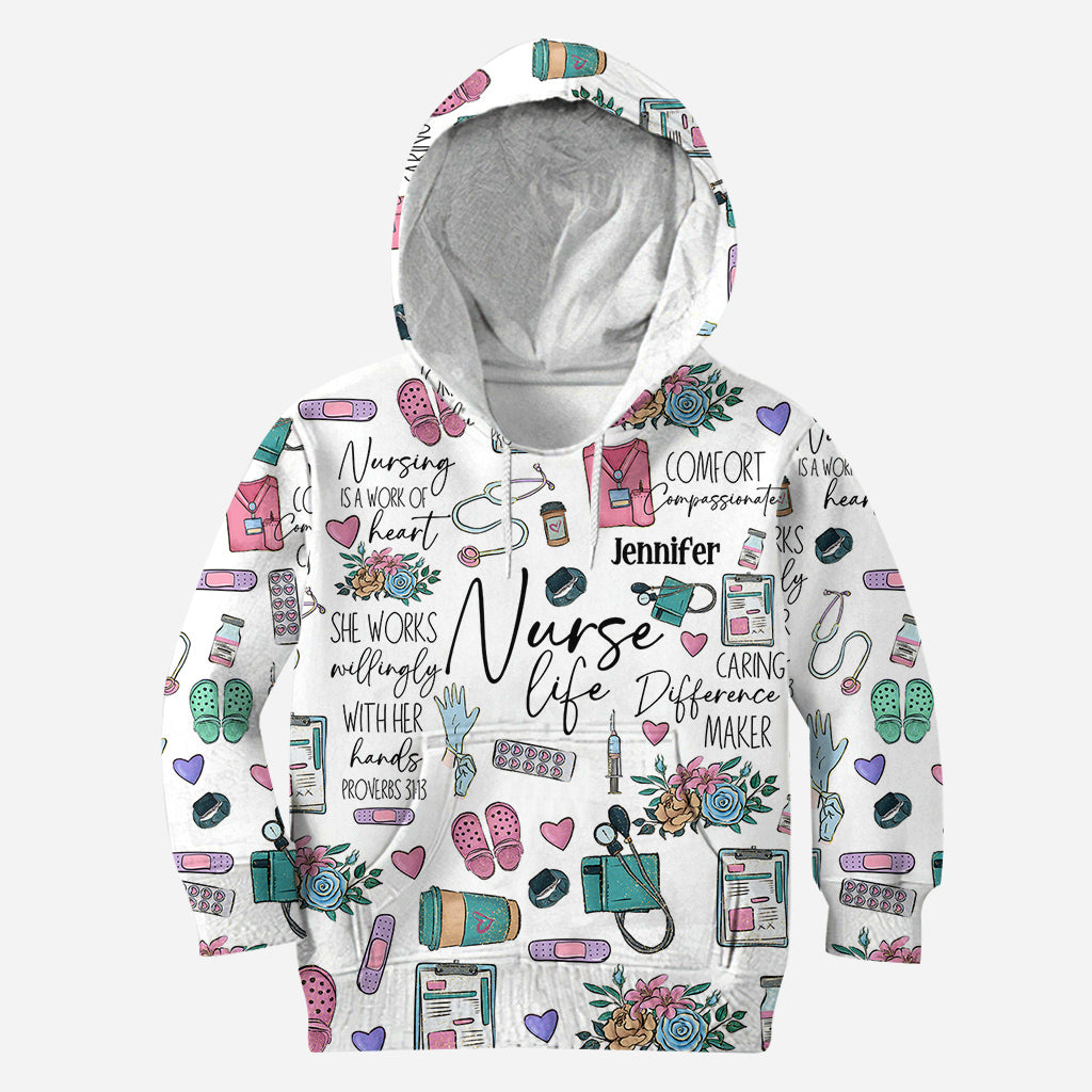 Krankenpflege ist eine Herzensangelegenheit – Personalisiertes T-Shirt für Krankenschwestern