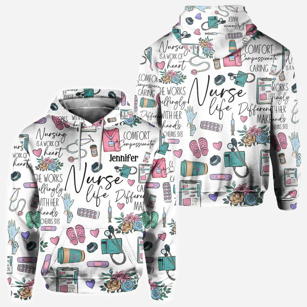 Krankenpflege ist eine Herzensangelegenheit – Personalisiertes T-Shirt für Krankenschwestern