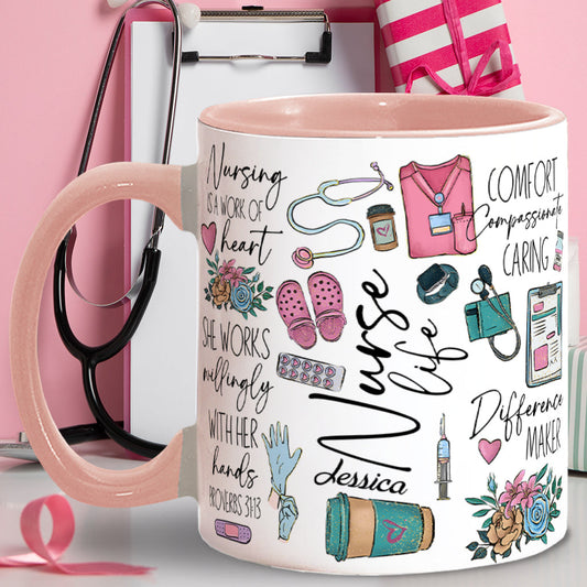 Krankenpflege ist eine Herzensangelegenheit – Personalisierte Tasse mit Krankenschwester-Motiv