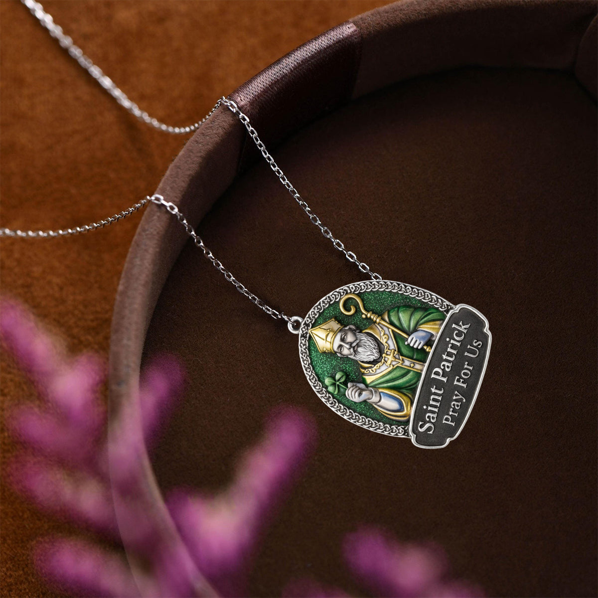 Halskette mit Anhänger aus Metall in Form des Heiligen Patrick's Day