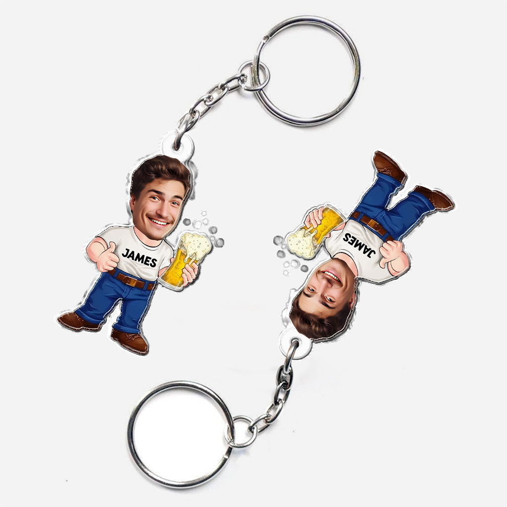 Lustiger Bier-Karikatur-Mann – Personalisierter Schlüsselanhänger in Bierform