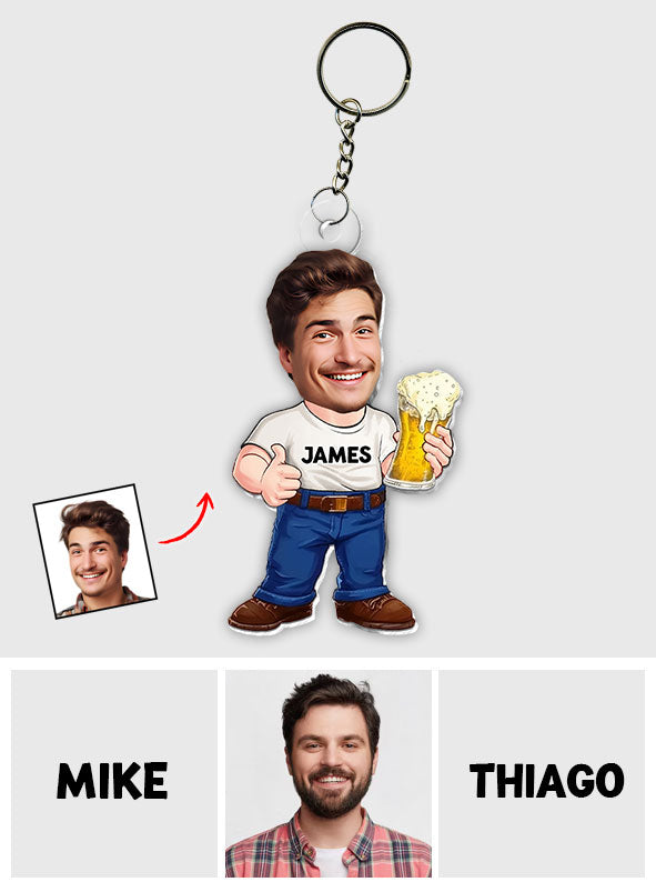 Lustiger Bier-Karikatur-Mann – Personalisierter Schlüsselanhänger in Bierform