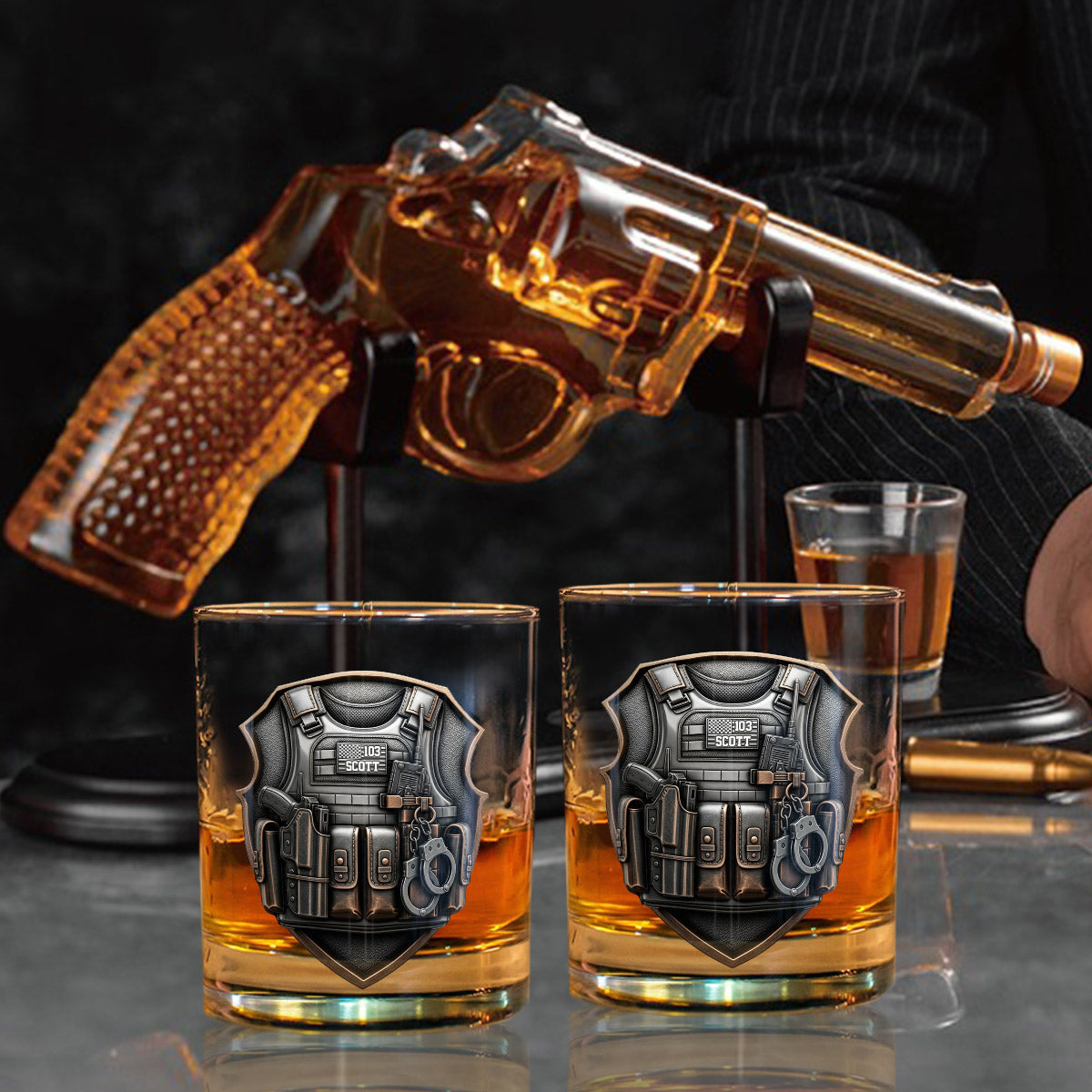 Ehre, Dienen, Schützen – Personalisierter Pistolen-Dekanter für Polizisten mit Whiskyglas