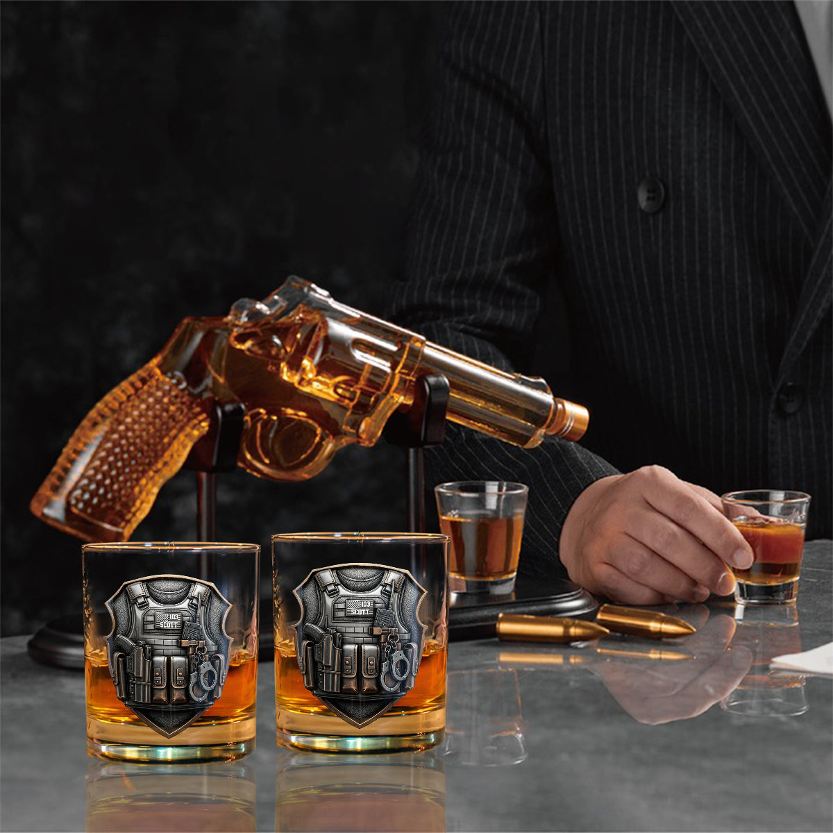 Ehre, Dienen, Schützen – Personalisierter Pistolen-Dekanter für Polizisten mit Whiskyglas