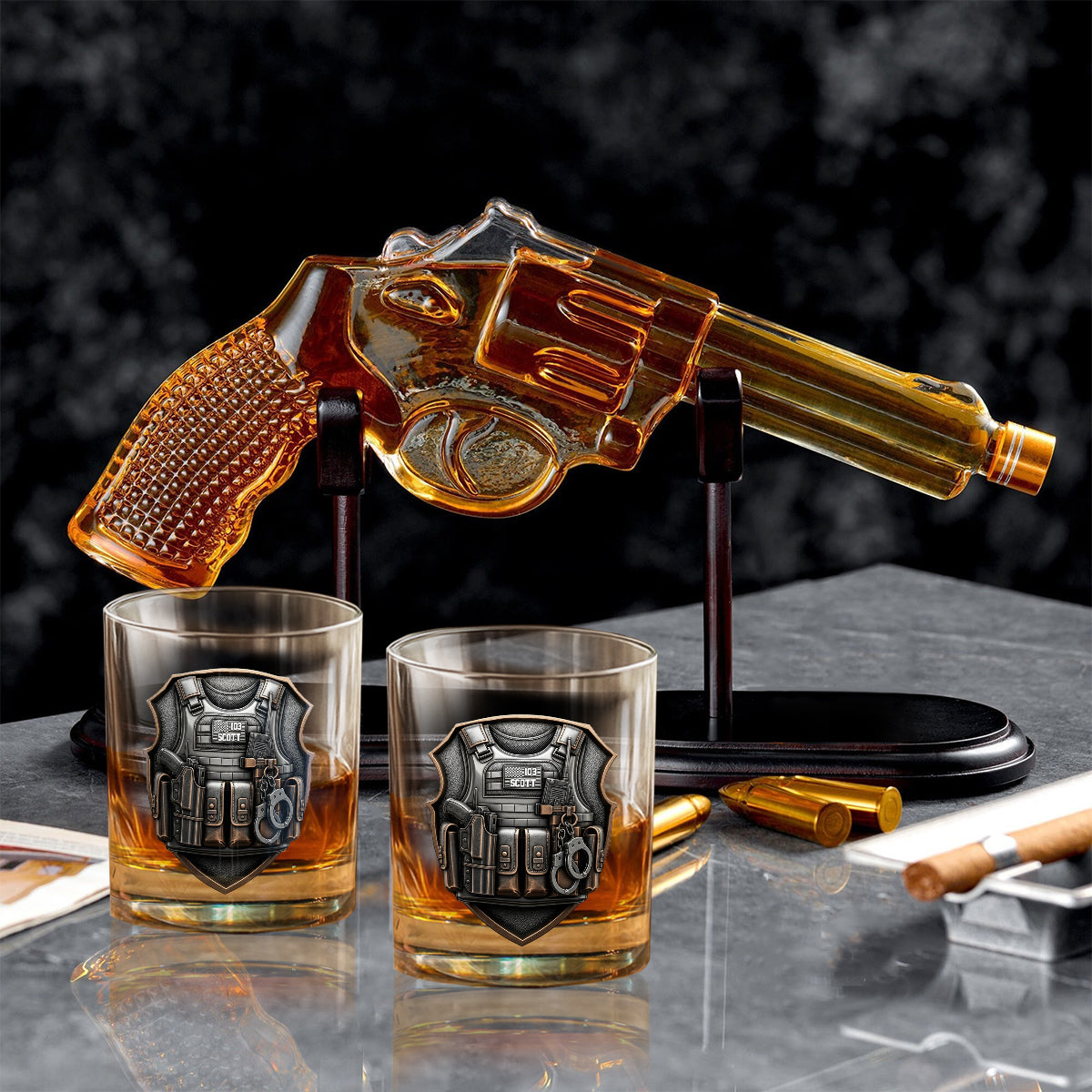 Ehre, Dienen, Schützen – Personalisierter Pistolen-Dekanter für Polizisten mit Whiskyglas