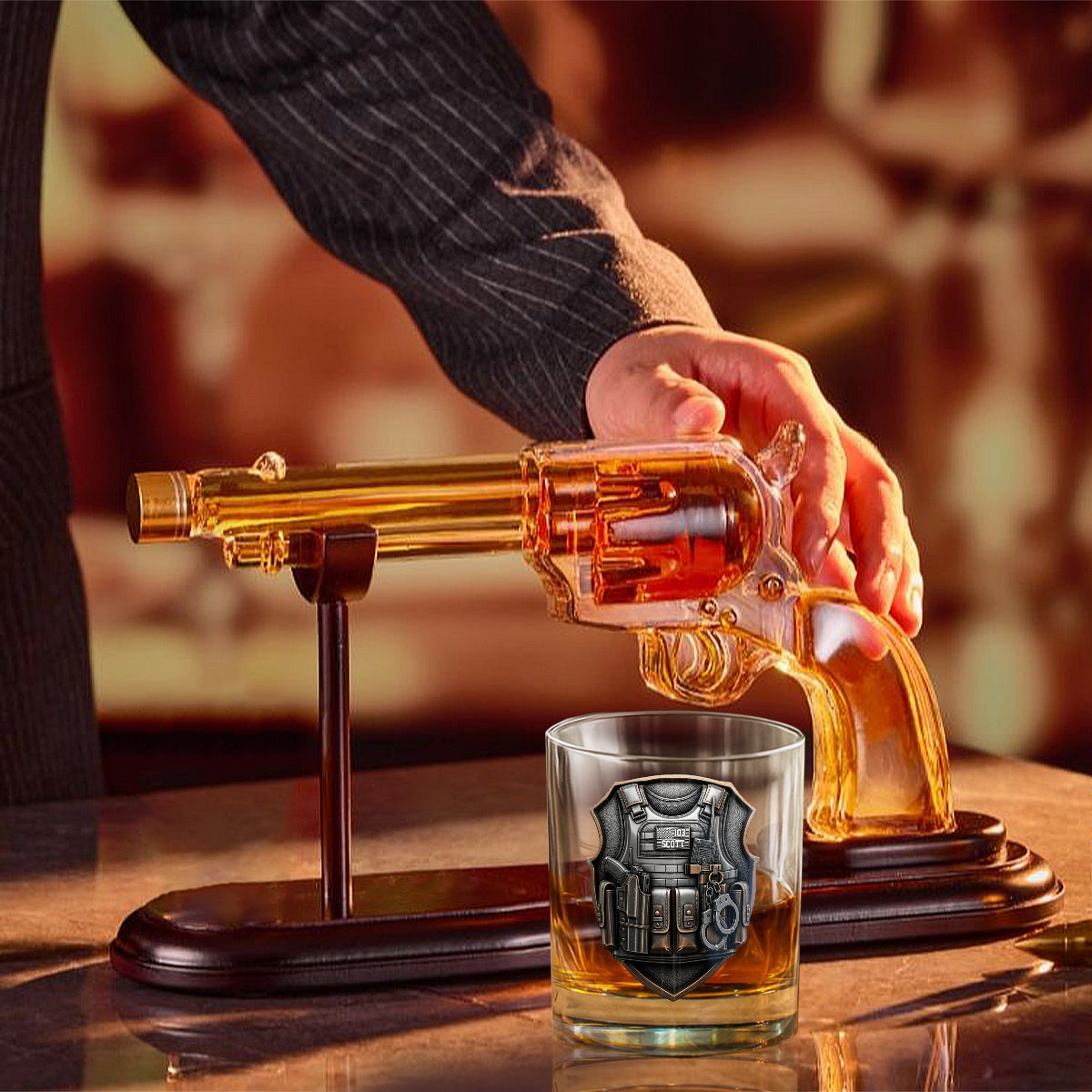 Ehre, Dienen, Schützen – Personalisierter Pistolen-Dekanter für Polizisten mit Whiskyglas