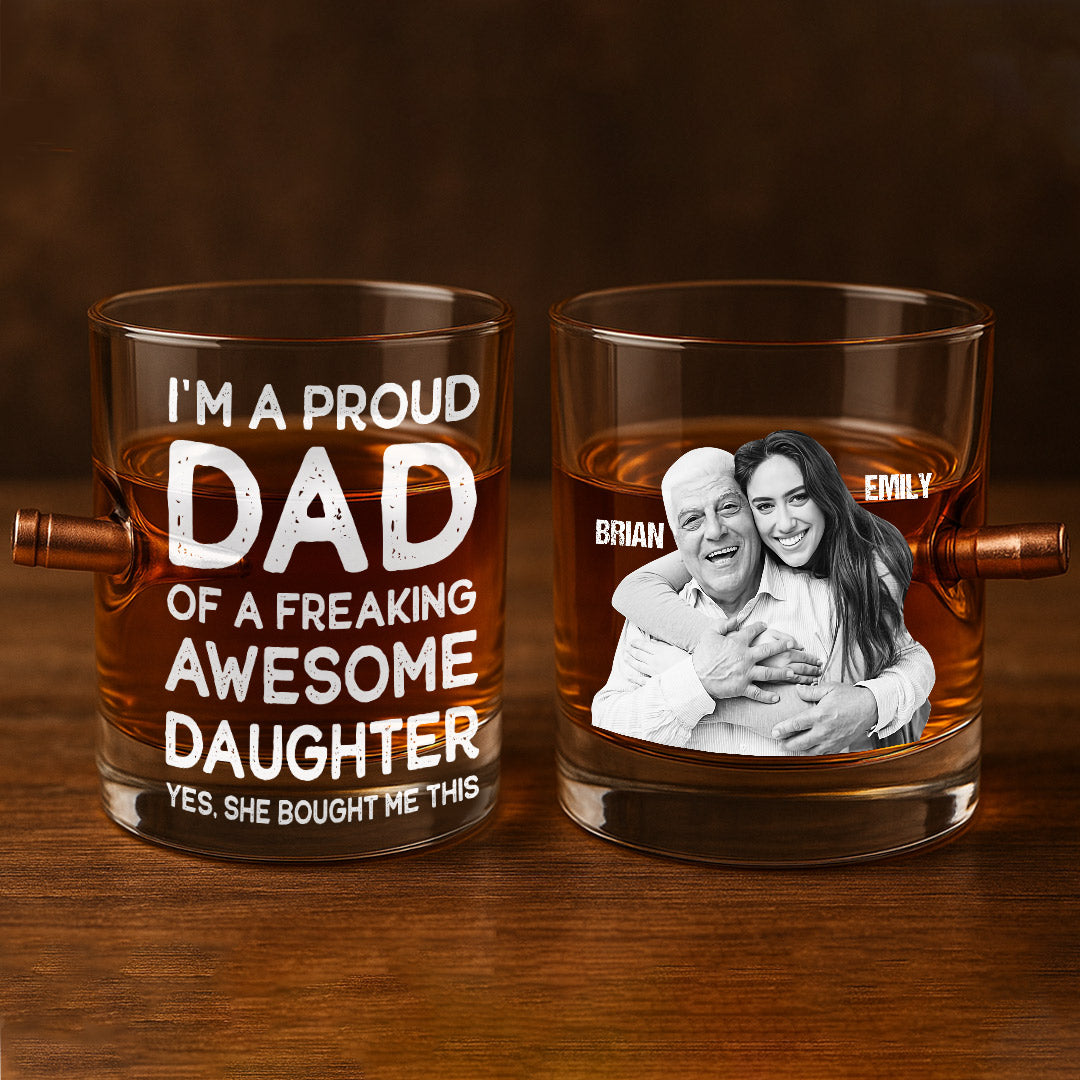 Stolzer Papa einer wahnsinnig tollen Tochter – personalisiertes Whiskeyglas in Form einer Vaterkugel