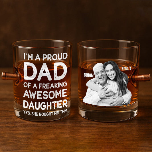 Stolzer Papa einer wahnsinnig tollen Tochter – personalisiertes Whiskeyglas in Form einer Vaterkugel