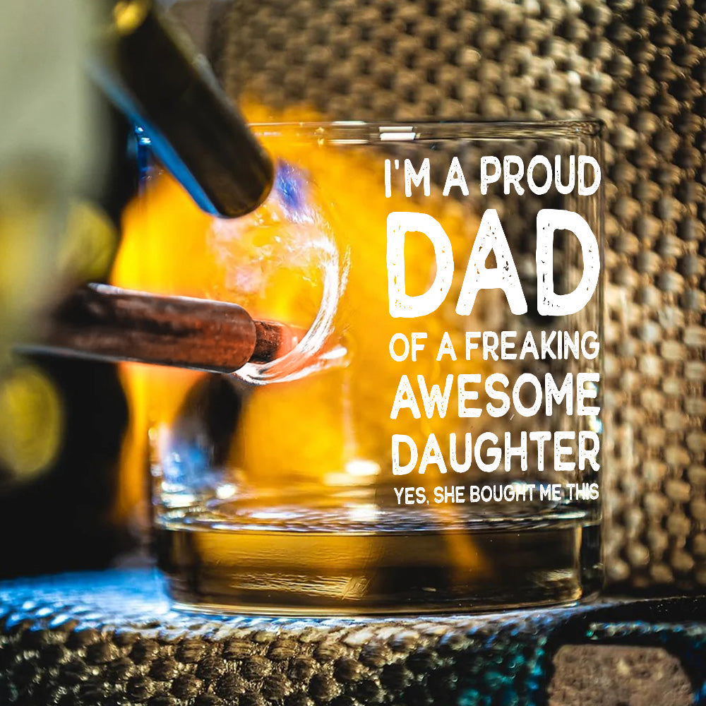 Stolzer Papa einer wahnsinnig tollen Tochter – personalisiertes Whiskeyglas in Form einer Vaterkugel