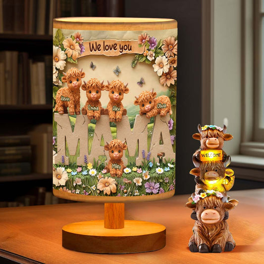 Niedliche Hochlandkuh-Mama – Personalisierte Tischlampe mit Holzsockel