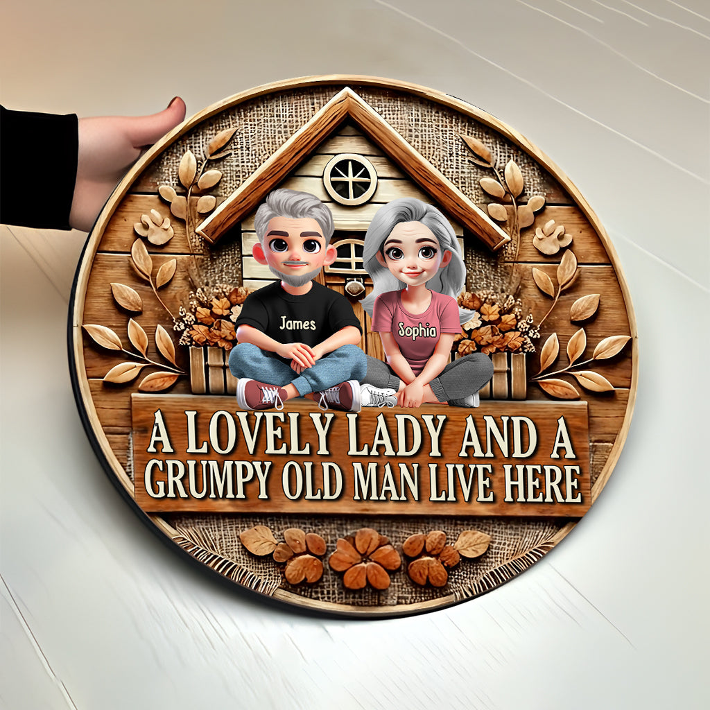 Hier wohnen eine reizende Dame und ein mürrischer alter Mann – personalisiertes rundes Holzschild für Paare