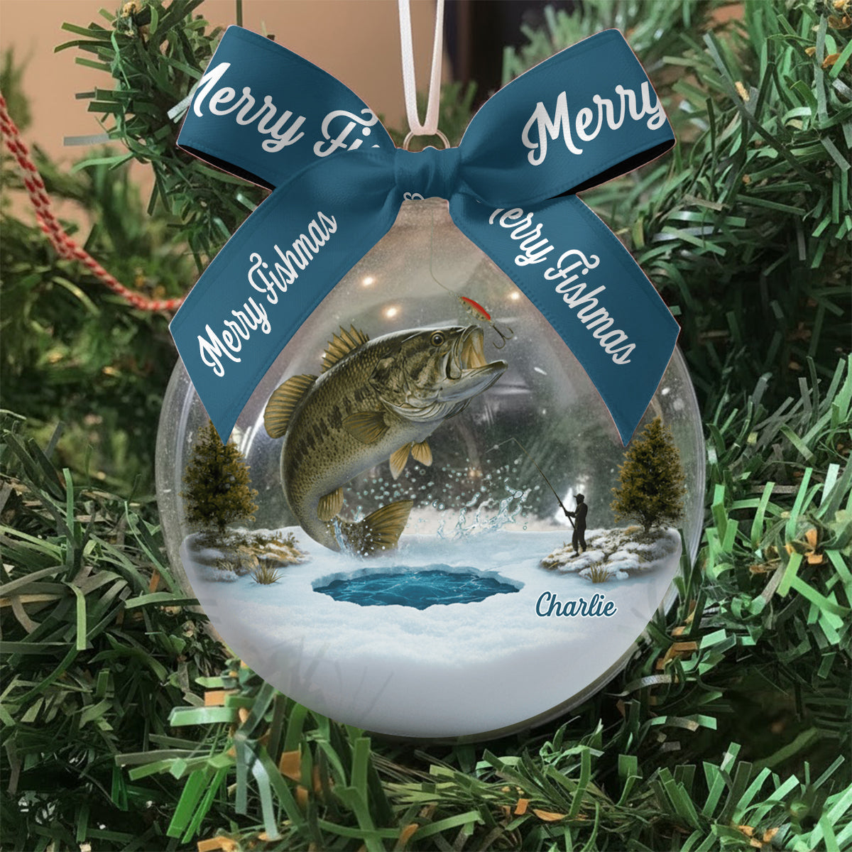 Fröhliche Fischweihnachten – Personalisierte Schneekugel mit Angelmotiv und Schleife