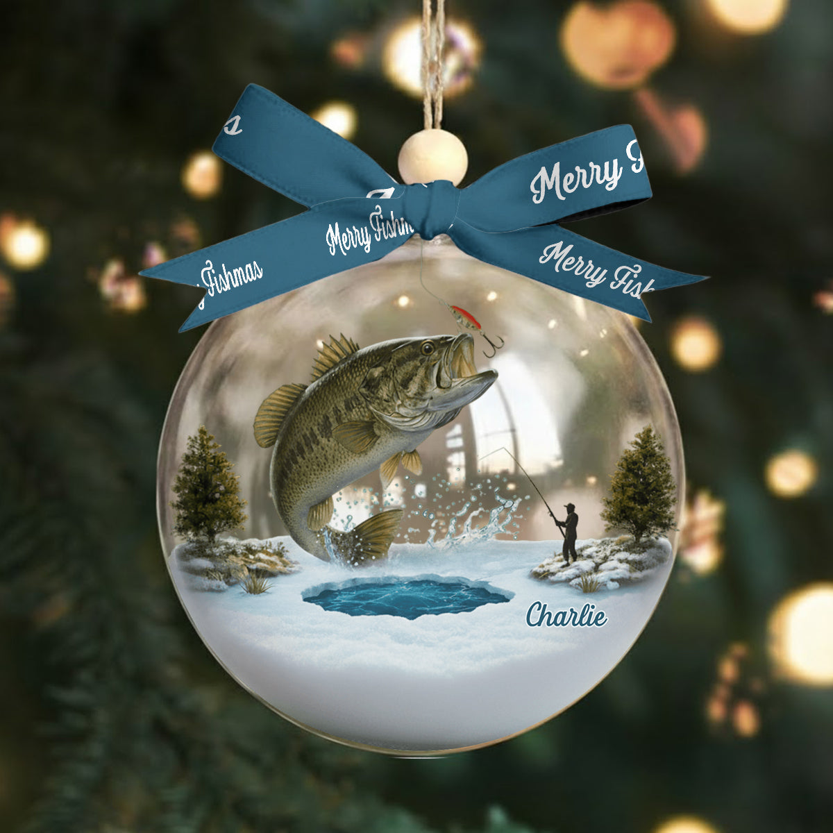 Fröhliche Fischweihnachten – Personalisierte Schneekugel mit Angelmotiv und Schleife