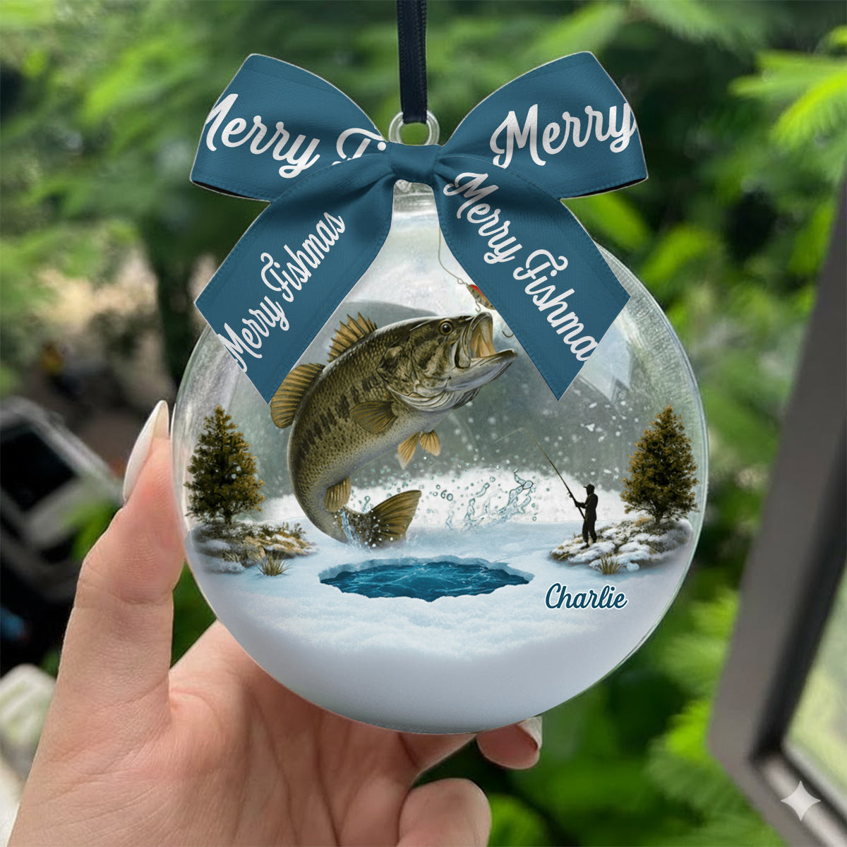 Fröhliche Fischweihnachten – Personalisierte Schneekugel mit Angelmotiv und Schleife