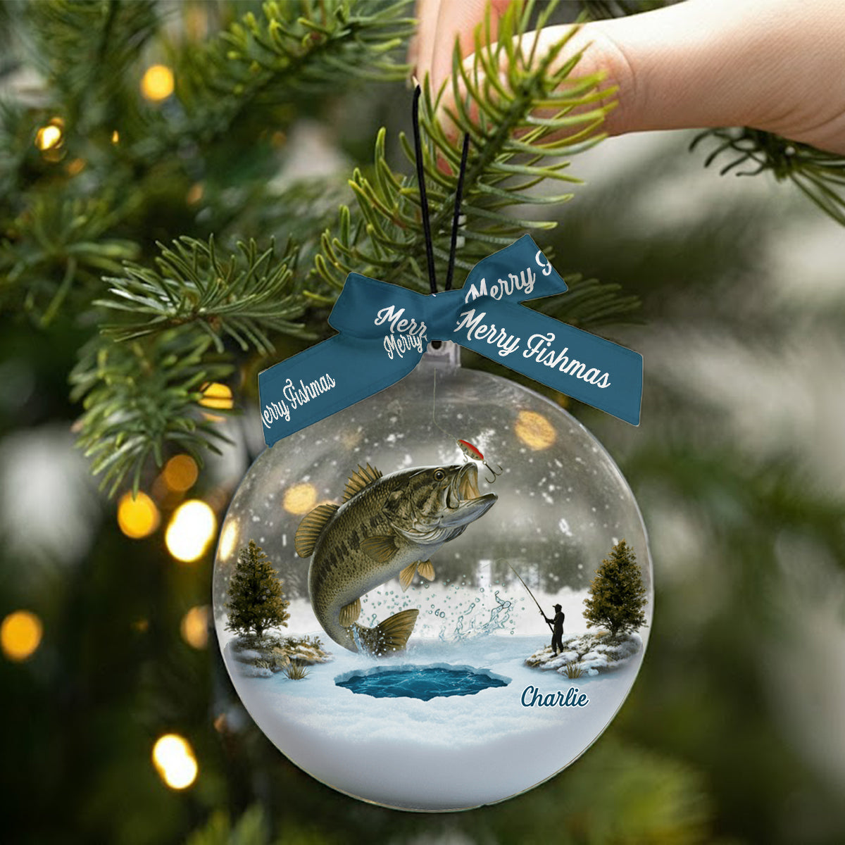 Fröhliche Fischweihnachten – Personalisierte Schneekugel mit Angelmotiv und Schleife