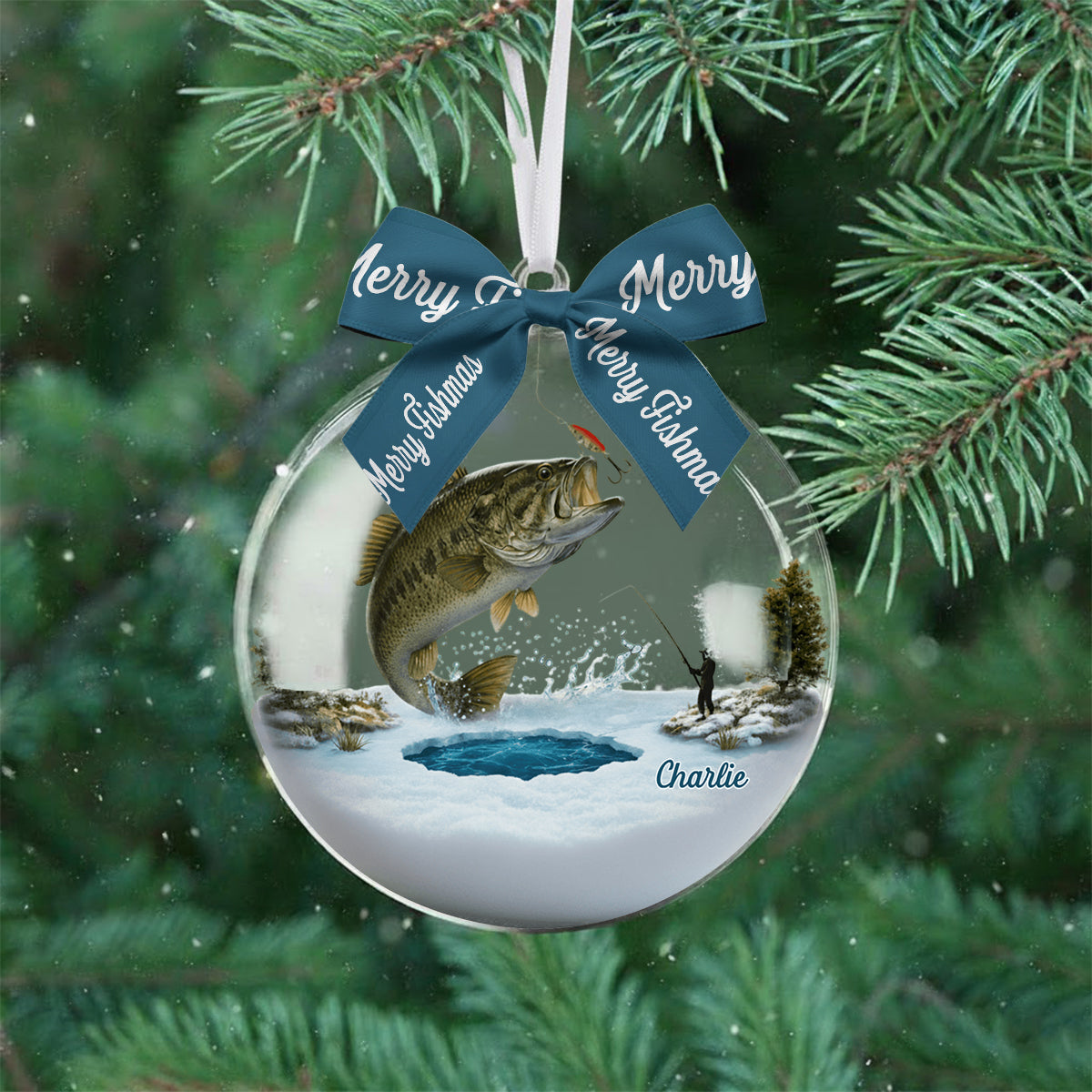 Fröhliche Fischweihnachten – Personalisierte Schneekugel mit Angelmotiv und Schleife