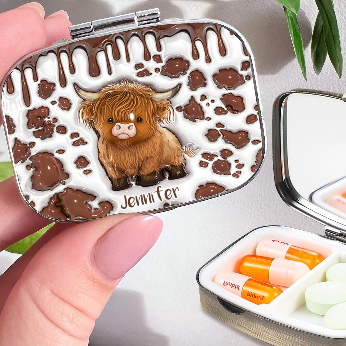 Einfach ein Mädchen, das Hochlandrinder liebt – Personalisierte Pillenbox mit Hochlandrind-Motiv