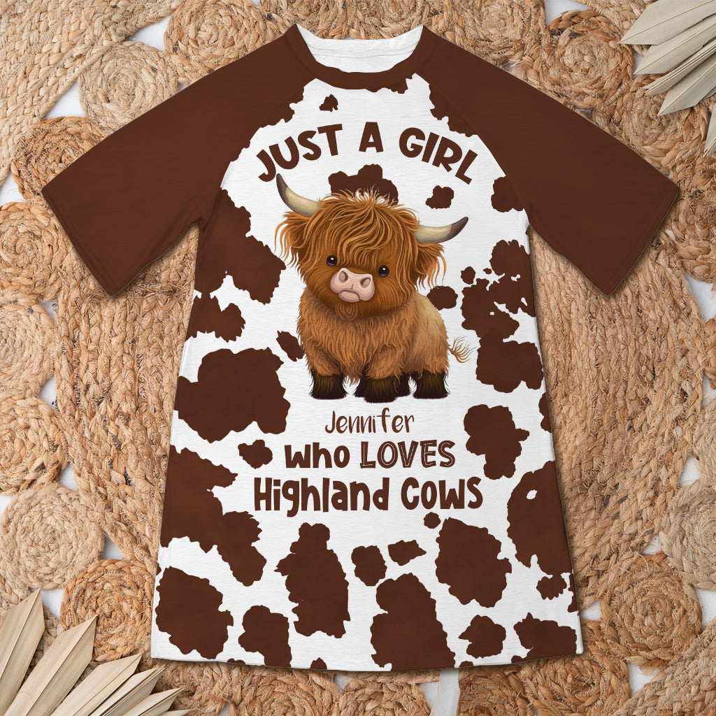 Einfach ein Mädchen, das Hochlandrinder liebt – personalisiertes Schlafshirt-Kleid mit Hochlandrind-Motiv