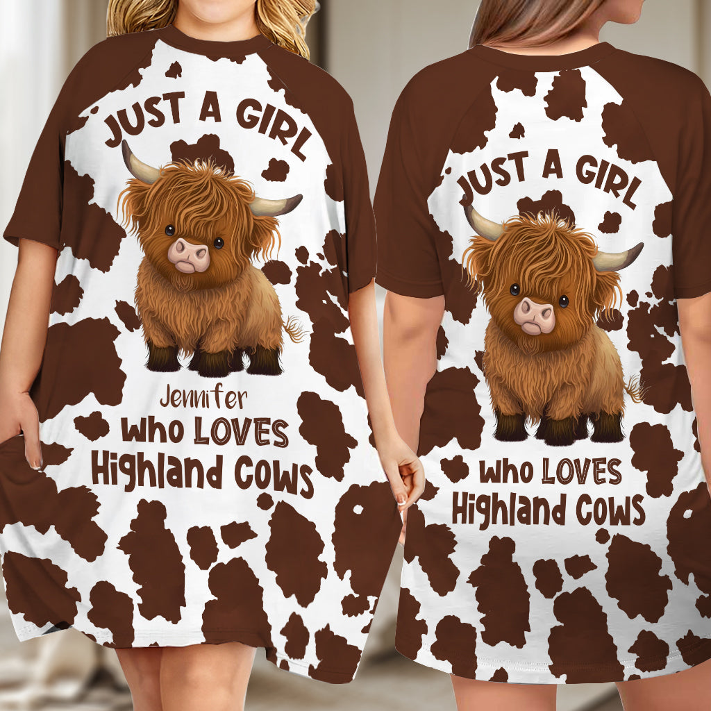 Einfach ein Mädchen, das Hochlandrinder liebt – personalisiertes Schlafshirt-Kleid mit Hochlandrind-Motiv