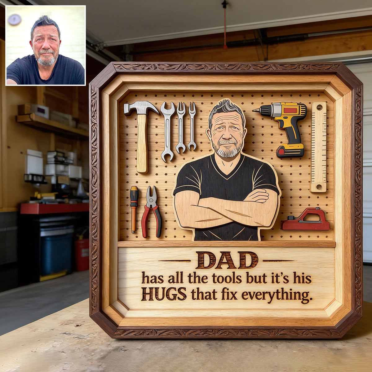 Papa/Opa.. Hat Alle Werkzeuge, Aber seine Umarmungen Reparieren Alles - Personalisierte Holztafel in Form