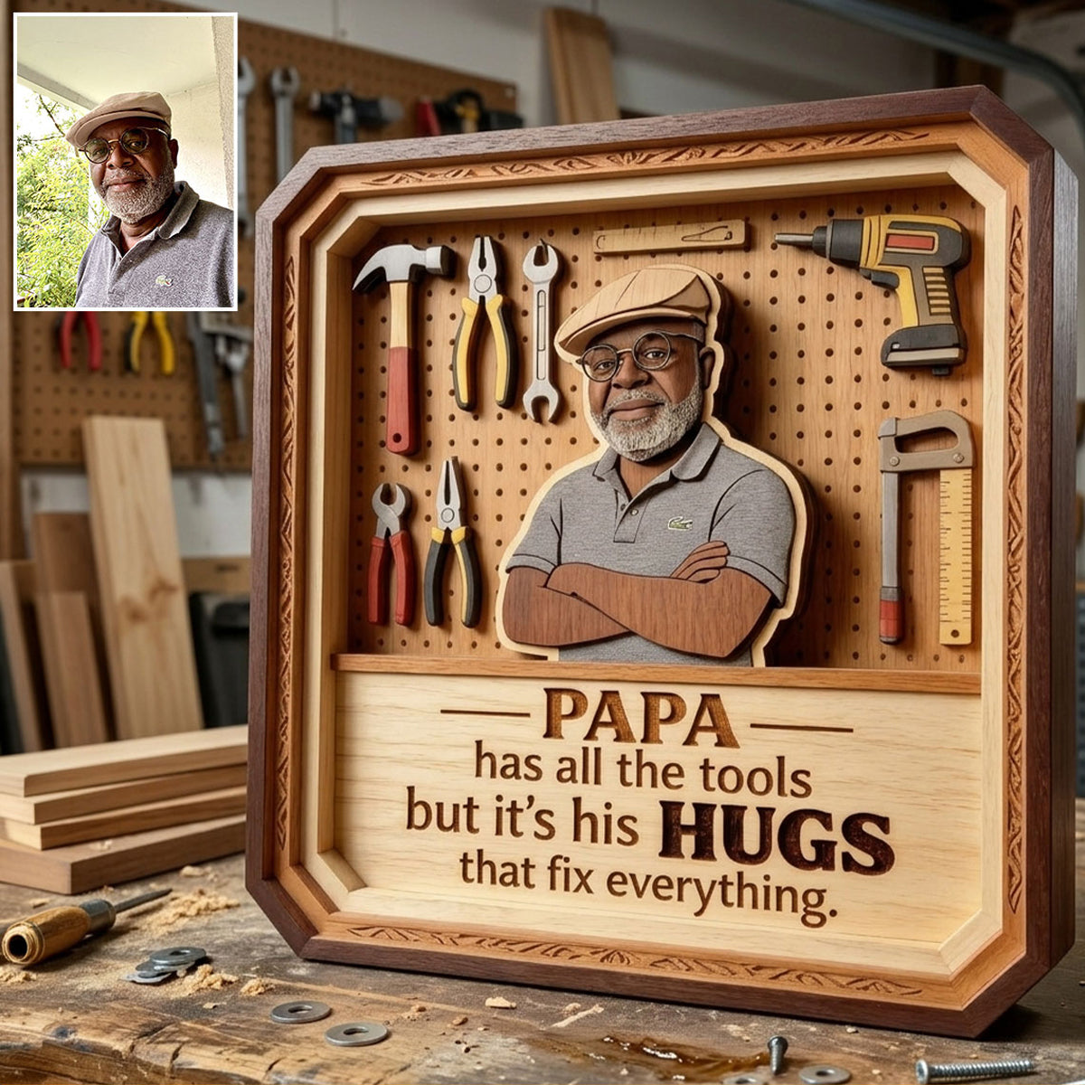 Papa/Opa.. Hat Alle Werkzeuge, Aber seine Umarmungen Reparieren Alles - Personalisierte Holztafel in Form