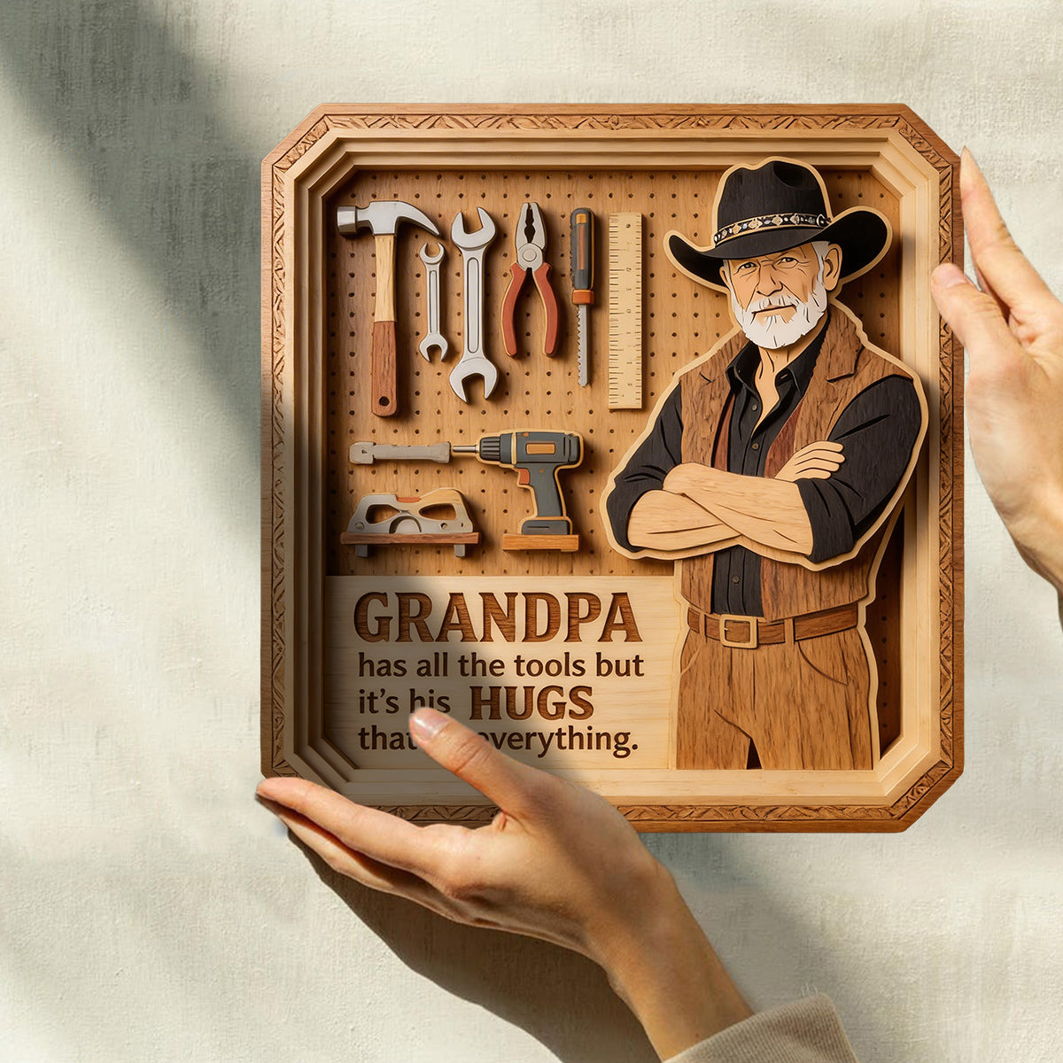 Papa/Opa.. Hat Alle Werkzeuge, Aber seine Umarmungen Reparieren Alles - Personalisierte Holztafel in Form