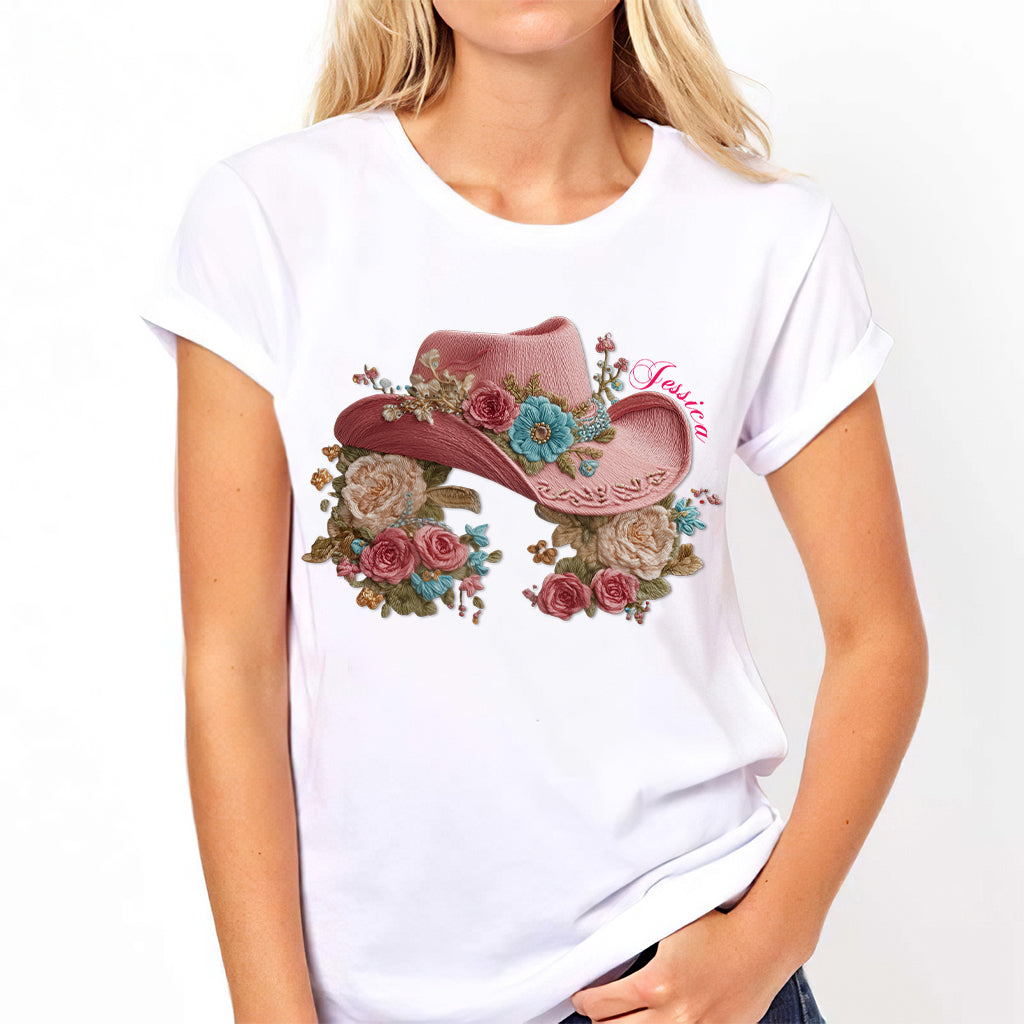 Cowgirl-Hut und Blumen – Personalisiertes Cowgirl-T-Shirt und Hoodie