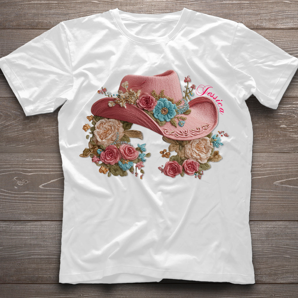 Cowgirl-Hut und Blumen – Personalisiertes Cowgirl-T-Shirt und Hoodie