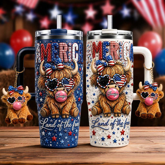 Land der Freien - Personalisierbarer Highland Cow Tumbler mit Plüschanhänger