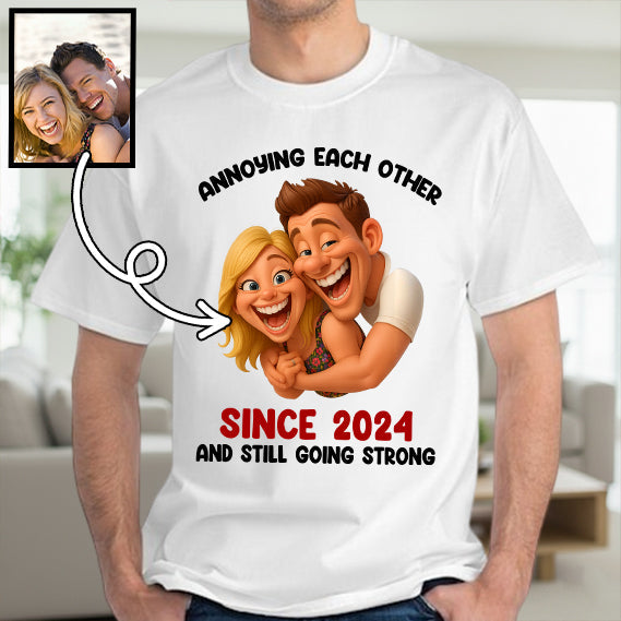 Witziges Geschenk im cartoonhaften, übertriebenen Maskottchen-Stil – personalisiertes Partner-T-Shirt und Hoodie