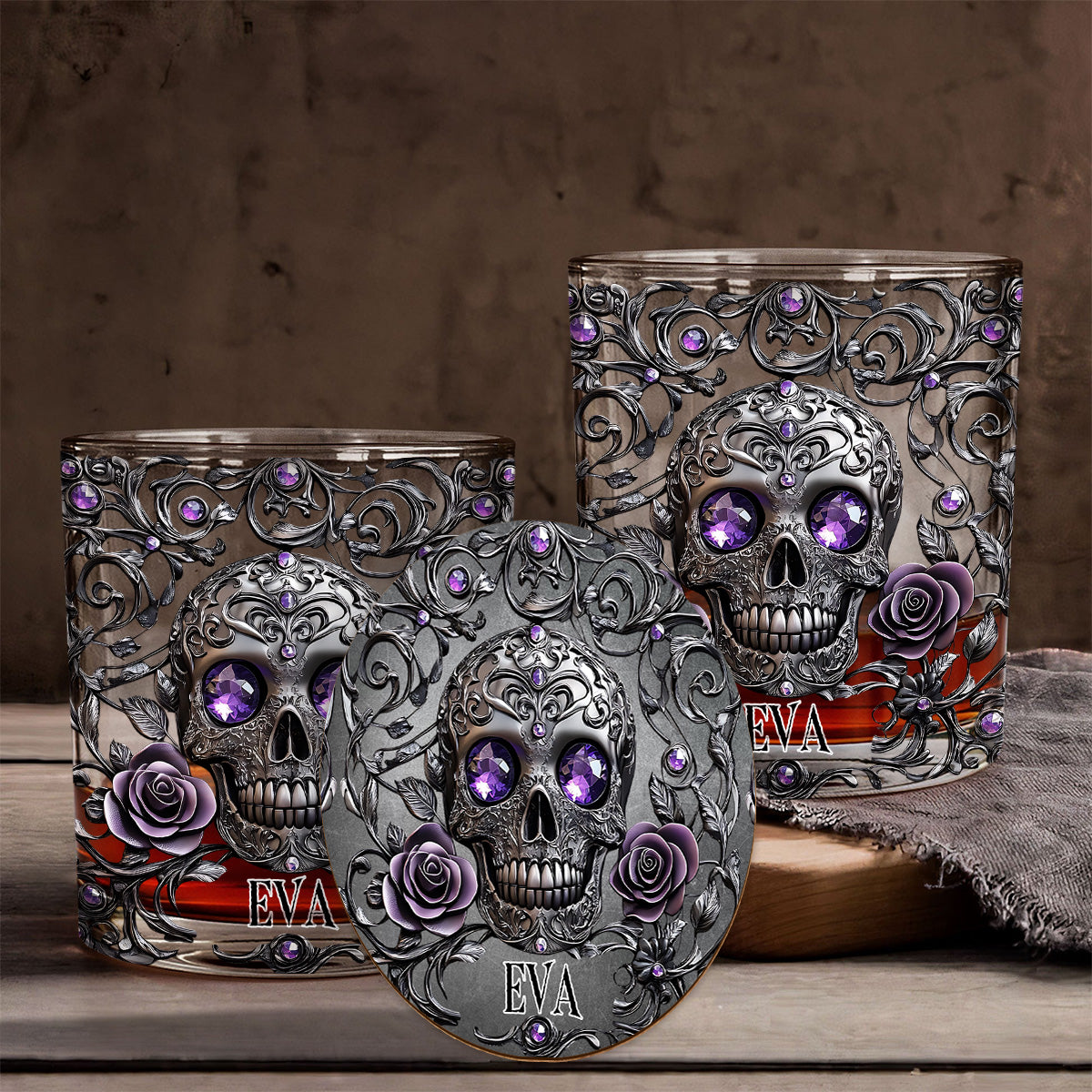 Wunderschönes Whiskyglas mit Totenkopf und Rosen – personalisiertes Totenkopf-Design