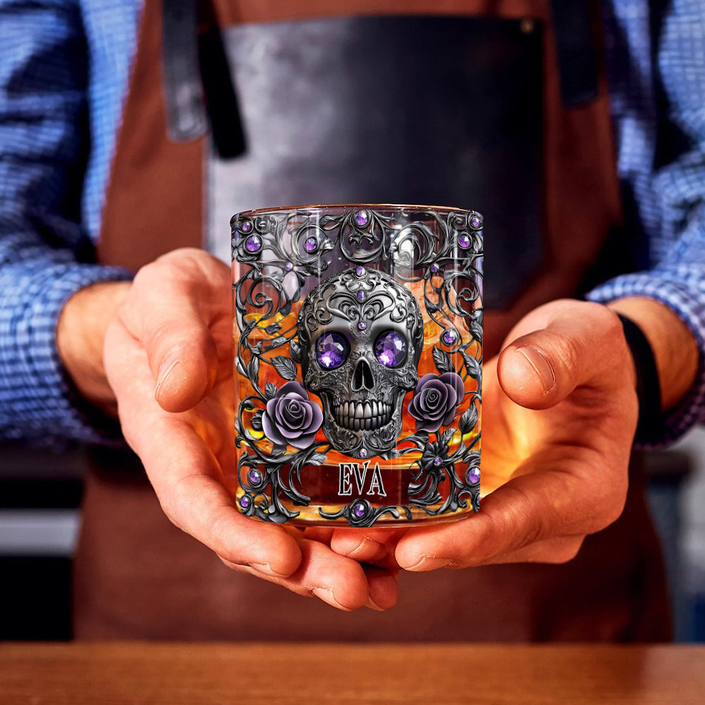 Wunderschönes Whiskyglas mit Totenkopf und Rosen – personalisiertes Totenkopf-Design