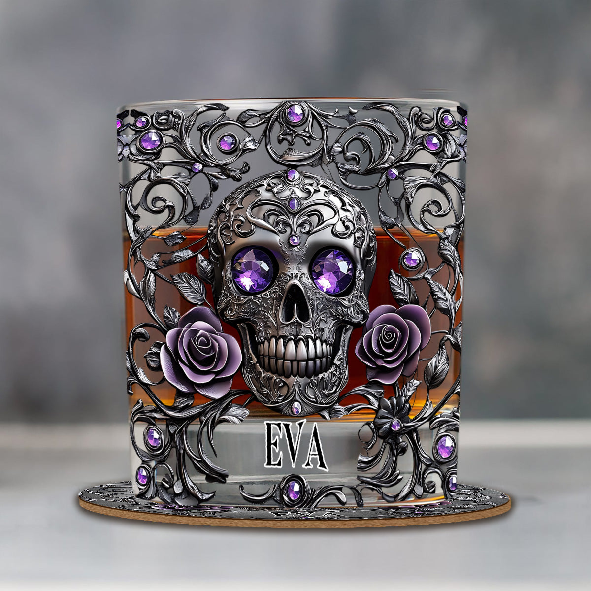 Wunderschönes Whiskyglas mit Totenkopf und Rosen – personalisiertes Totenkopf-Design