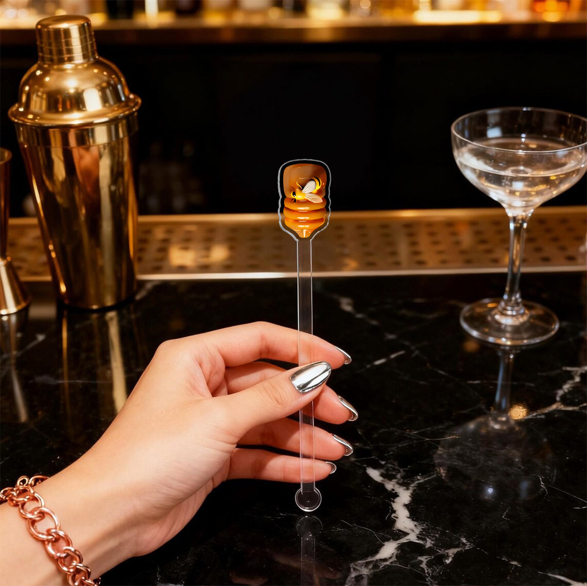 Let It Bee, Bee Flowers – Personalisierter Bienen-Akzentbecher mit Acryl-Rührstäbchen