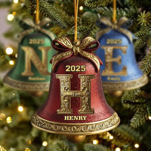 Personalisierter goldener Glockenanhänger mit Initialen für die Familie, Frohe Weihnachten 2025 – Individuell gestalteter Familienschmuck