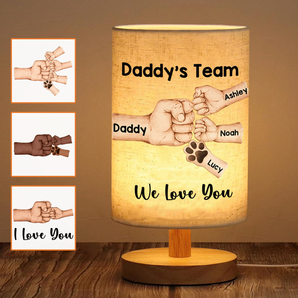 Daddy's Team First Bump – Personalisierte Tischlampe für Väter mit Holzfuß